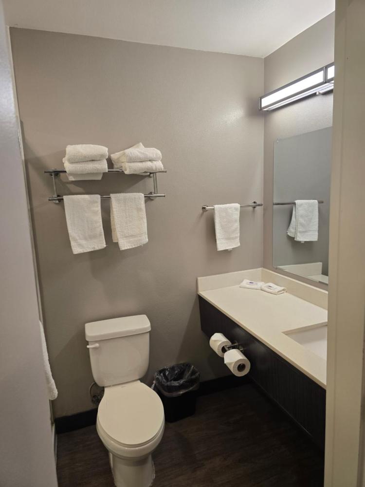 King Room with Roll-in Shower - Disability Access - Non-Smoking interior