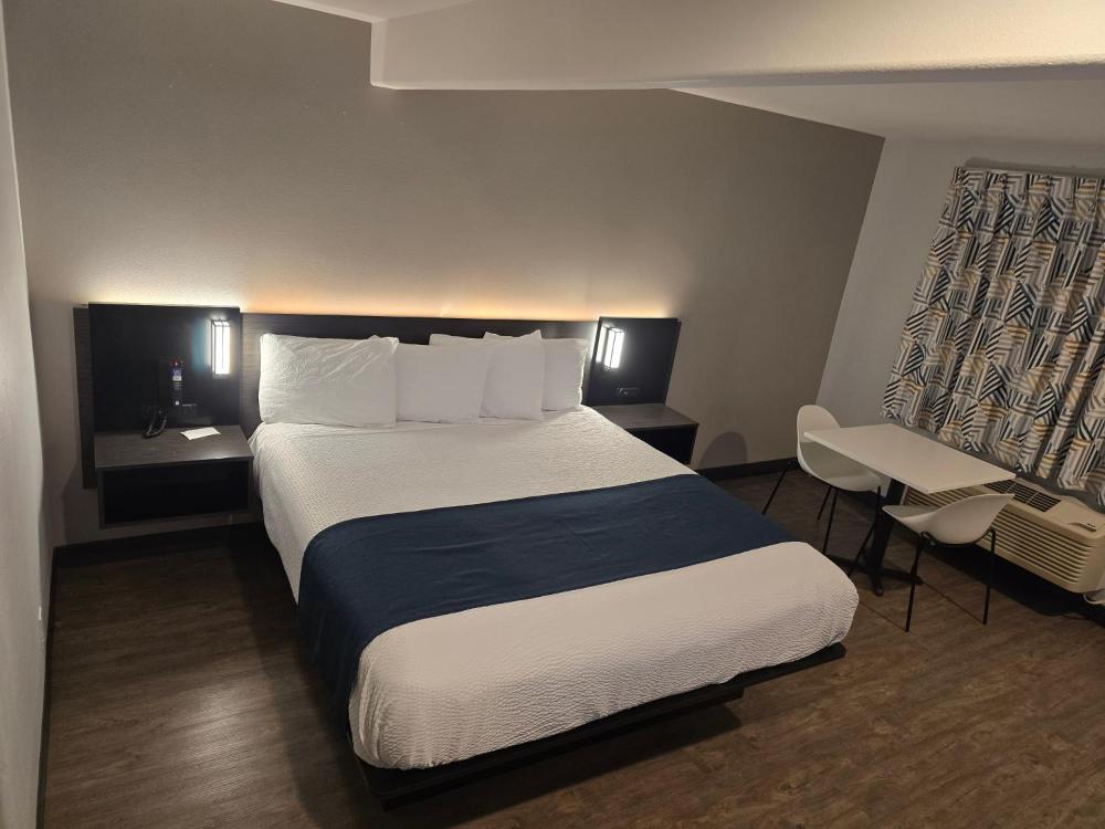 Deluxe King Room - Non-Smoking interior